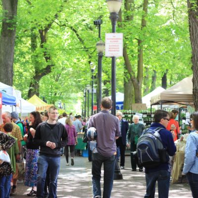 Lively farmers market with shoppers 