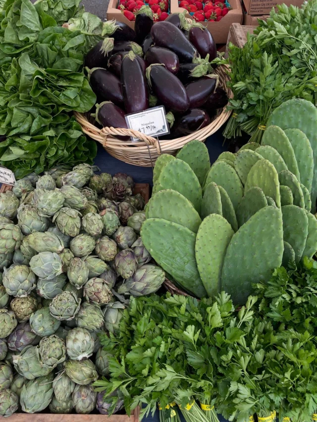 GOOD MORNING KING NEIGHBORHOOD! 
: : :: : :: : :: : :: : :: : :: : :: : :: : :
The time for fresh local organic produce is NOW! We're starting to see our summer time favorites at market!

Come show your love for all of the farmers and makers that provide you the goods all Summer long ✨

WE'RE HERE UNTIL 2PM❤️
: : :: : :: : :: : :: : :: : :: : :: : :: : :
King Farmers Market
Sundays, 10 am - 2 pm
NE 7th & Wygant